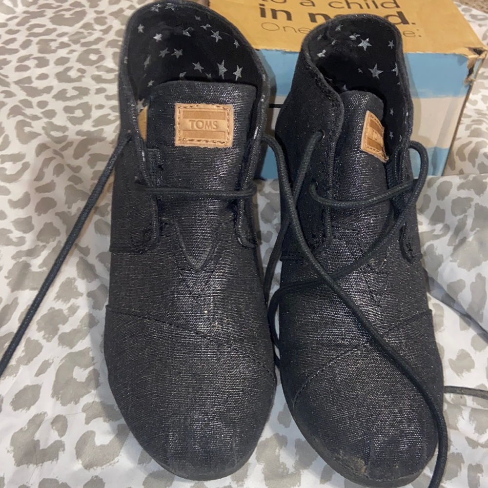 Toms wedges black